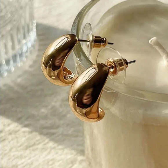 ZARA | BLOGGER FAVE GOLD CHUNKY STATEMENT EARRINGS - Picture 2 of 3